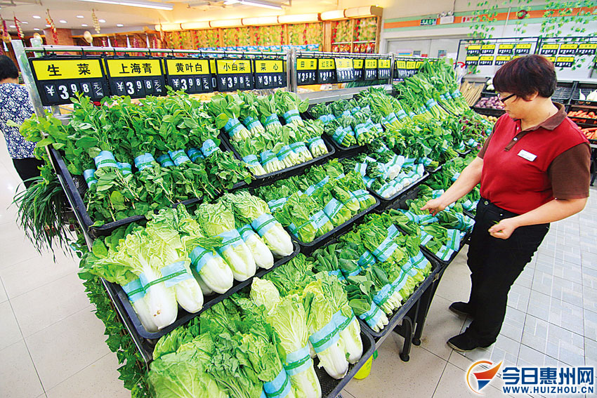 超市里摆满了新鲜蔬菜. 本报记者魏云鹤 摄